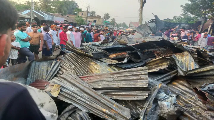 রামগতিতে ফের অগ্নিকাণ্ডে ১৩ দোকান পুড়ে ছাই, ক্ষতি প্রায় ৮৫ লাখ টাকা